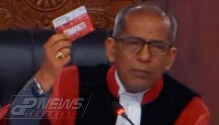 Hakim MK Saldi Isra Bawa Kartu Telkomsel Cecar Operator Seluler soal Kuota Internet Hangus