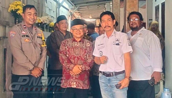Mendikdasmen Prof. Dr. Abdul Mu’ti, M.Ed. Kunjungi Rumah Duka Korban Kecelakaan KRL di Desa Tanjung Baru Cikarang Timur