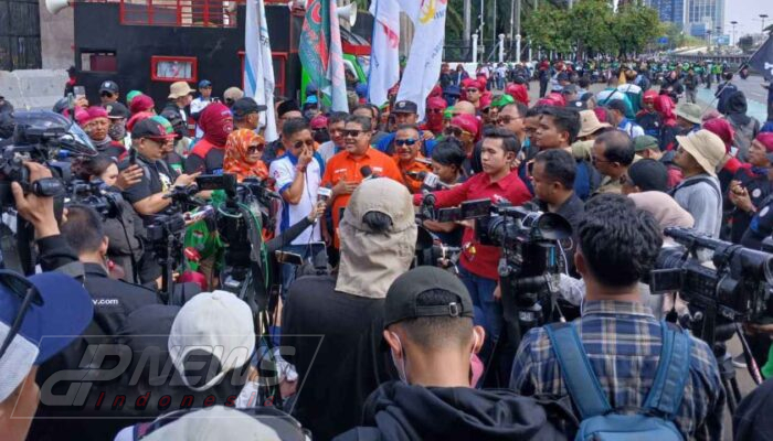 Ribuan Buruh Gelar Aksi May Day di Depan Gedung DPR RI