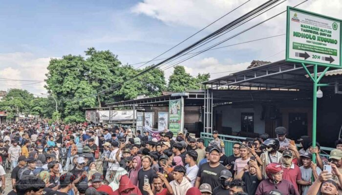 Ribuan Warga Geruduk Rumah Oknum Kiai di Desa Tlogosari, Pati