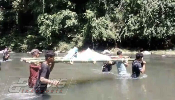 Warga Gotong Jenazah Melintasi Hutan, Sungai dan Medan Sulit di Polewali Mandar