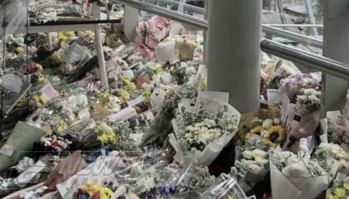 Duka Mendalam: Karangan Bunga Banjiri Stasiun Bekasi Timur