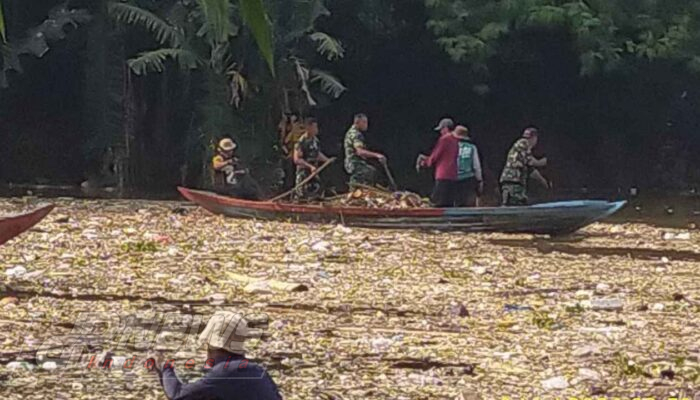 Hujan Deras Sebabkan Tumpukan Sampah di Bantaran Cikundul, Satgas Citarum Harum Sektor 6 Turun Tangan