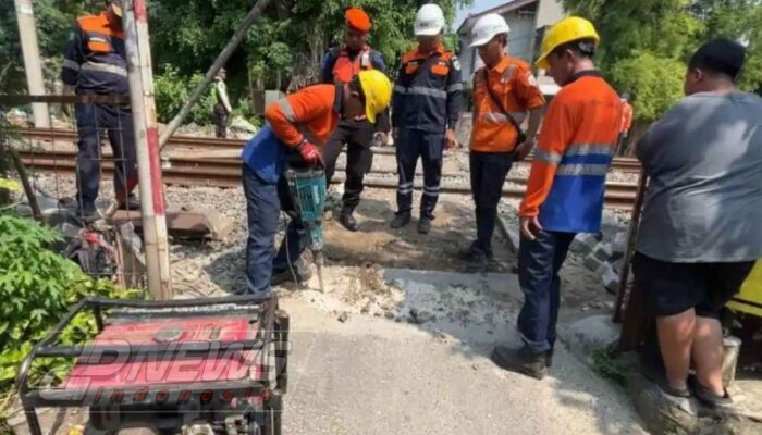 PT KAI Tutup Permanen Pelintasan Sebidang Liar di Tebet-Cawang demi Keselamatan