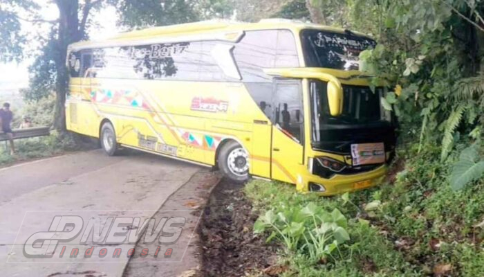 Kecelakaan Tunggal di Cikalongkulon: Bus Terperosok ke Parit, Arus Lalin Sempat Terganggu