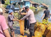 Sinergi Polisi dan Masyarakat, Area Dermaga Waduk Jangari Dibersihkan dari Gulma Air