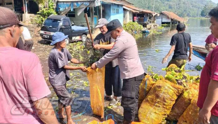 Sinergi Polisi dan Masyarakat, Area Dermaga Waduk Jangari Dibersihkan dari Gulma Air
