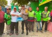 Kabid Humas Polda Metro Jaya Dengarkan Keluhan Warga Bekasi dan Bagikan Sembako di Cikarang Barat