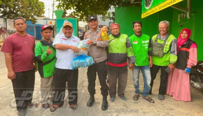 Kabid Humas Polda Metro Jaya Dengarkan Keluhan Warga Bekasi dan Bagikan Sembako di Cikarang Barat