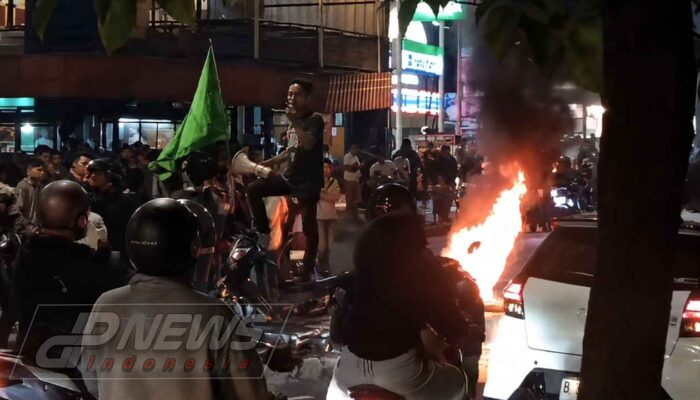 Unjuk Rasa Kenaikan Harga Pertamax Diwarnai Pembakaran, Lalu Lintas Macet Parah