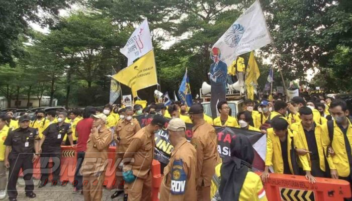 Mahasiswa UI Tertahan di Tosari, Belum Dapat Capai Bundaran HI