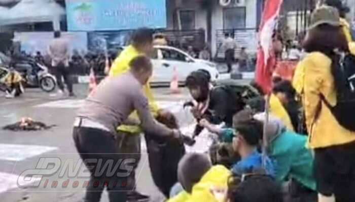 Saat Demonstrasi Bergulir, Aiptu Sriyanta Tunjukkan Kepedulian Lingkungan di Bundaran Gentur