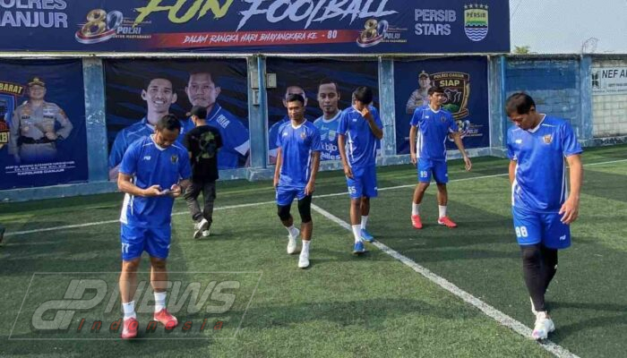 Hari Bhayangkara ke-80, Polres Cianjur Hadirkan Bintang Persib dalam Fun Football yang Disambut Ribuan Warga