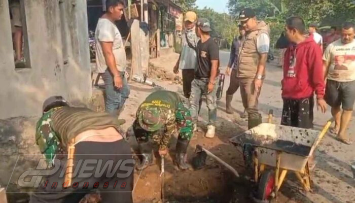 Warga Bersama Pemerintah dan Satgas Citarum Harum Benahi Gorong-Gorong Penyebab Genangan di Cikalongkulon