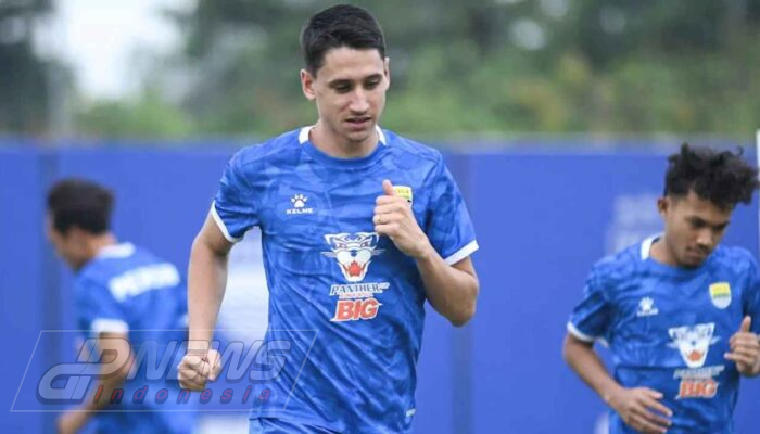 Luka Menalo Terkesan dengan Kehadiran Bobotoh di Latihan Persib