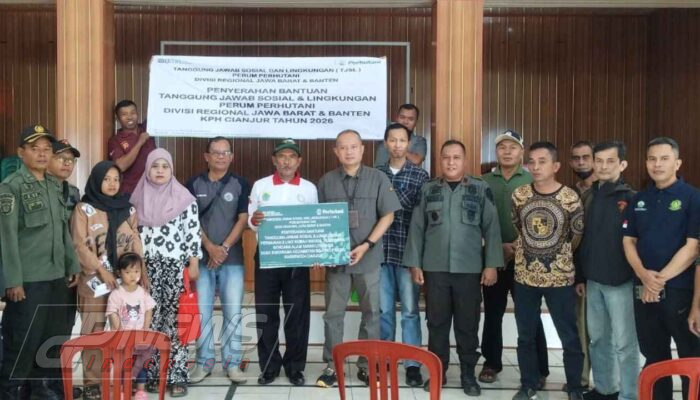 Wujud Kepedulian BUMN, Perhutani Cianjur Salurkan Bantuan TJSL untuk Perbaikan Rumah di Bojongpicung