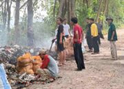 Mahasiswa KKN IAI Al-Azhary Kelompok 7 Bersihkan Jalan Desa Mulyasari dari Tumpukan Sampah Liar