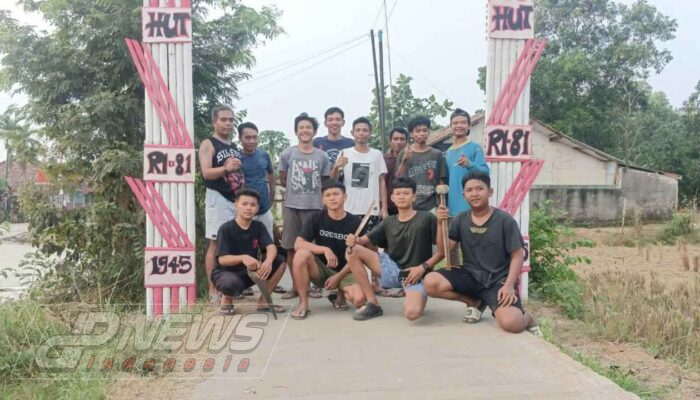 Gotong Royong Sambut HUT RI ke-81, Warga Kampung Bakan Jati Bangun Gapura Secara Swadaya