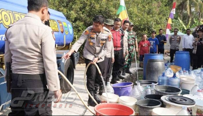 Respons Cepat Aduan Hotline 110, Polres Cianjur Salurkan 5.000 Liter Air Bersih untuk Warga Terdampak Kekeringan di Ciranjang