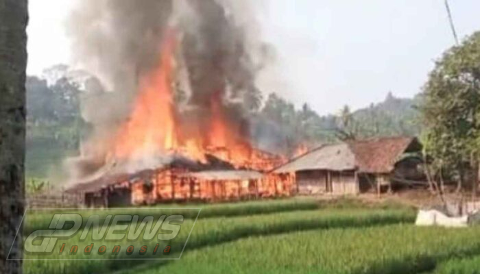 Korsleting Listrik Diduga Picu Kebakaran Hebat di Sukaresmi Cianjur, Tiga Rumah Hangus Dilalap Api