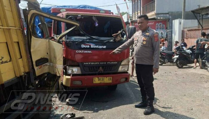 Diduga Microsleep, Dua Light Truck Adu Banteng di Cikalongkulon Cianjur