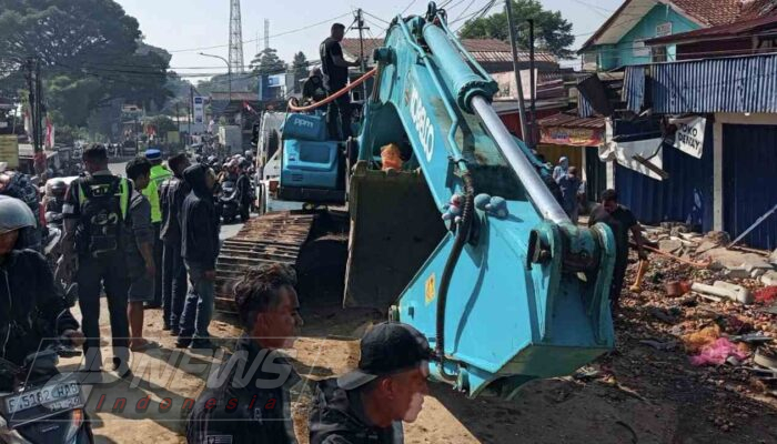 Truk Fuso Angkut Beko Tabrak Pick Up di Cugenang, Dua Orang Tewas