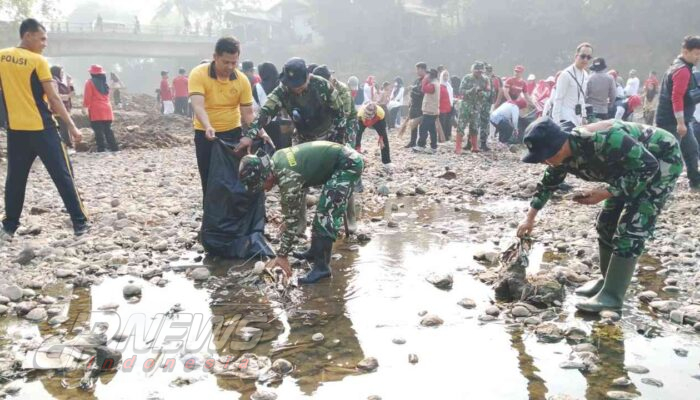 800 Warga Gotong Royong Bersihkan Muara Maleber Jelang HUT RI ke-81