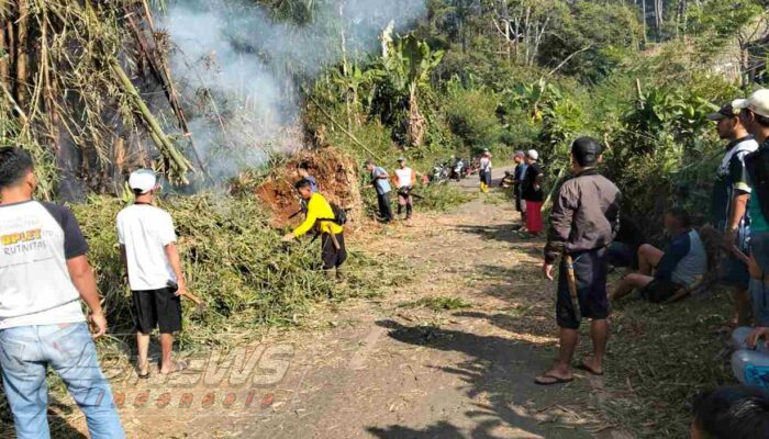 Sambut HUT RI ke-81, Warga dan Pemdes Kutawaringin Gotong Royong Bersihkan Material Longsor