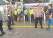 Polres Metro Bekasi dan Polsek Cikarang Utara Sekat Massa di Stasiun Cikarang Antisipasi Kelompok Anarko