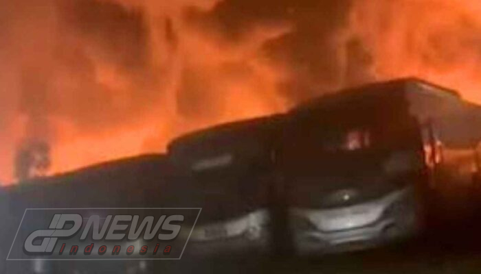 Api Tiba-tiba Membesar di Tengah Parkiran, 50 Bus Nonaktif Sinar Jaya Hangus di Pangkalan Cikarang Barat