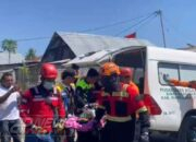 Personel SAR Korbrimob Polri Bantu Evakuasi dan Distribusi Makanan bagi Korban Gempa di Manggarai Timur serta Nagekeo