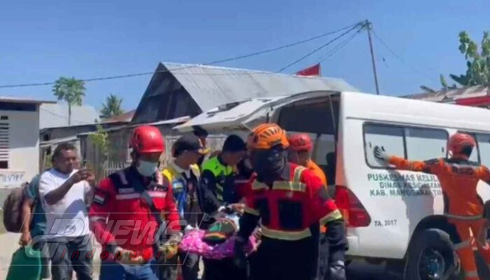 Personel SAR Korbrimob Polri Bantu Evakuasi dan Distribusi Makanan bagi Korban Gempa di Manggarai Timur serta Nagekeo
