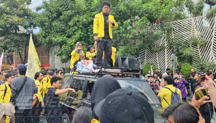 Massa BEM UI Tertahan di Sudirman, Negosiasi dengan Polisi Diwarnai Adu Argumen dan Saling Dorong
