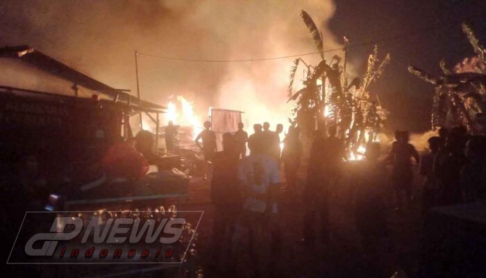 Kebakaran Hebat Landa Gudang Limbah di Cikarang Timur, Empat Unit Damkar Dikerahkan