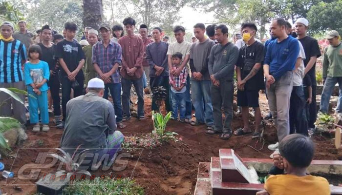 Evi Mentari Dimakamkan di Sukabumi, Tangis Haru Warnai Penghormatan Terakhir
