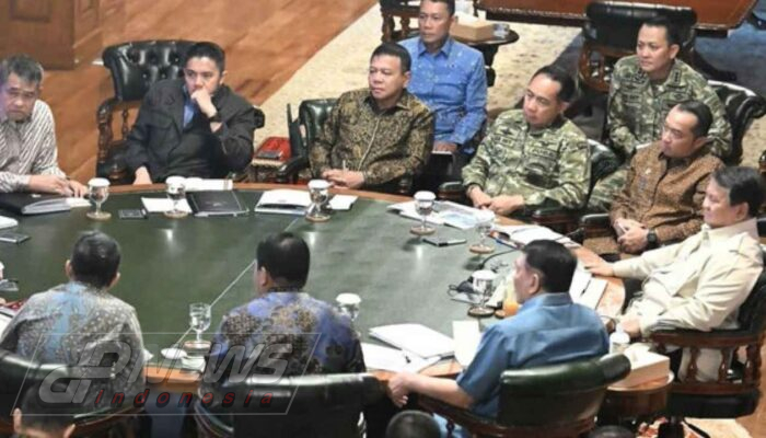 Prabowo Bahas Penyesuaian Syarat Rekrutmen Dayak Pedalaman dan Penanganan Karhutla Bersama Pimpinan TNI