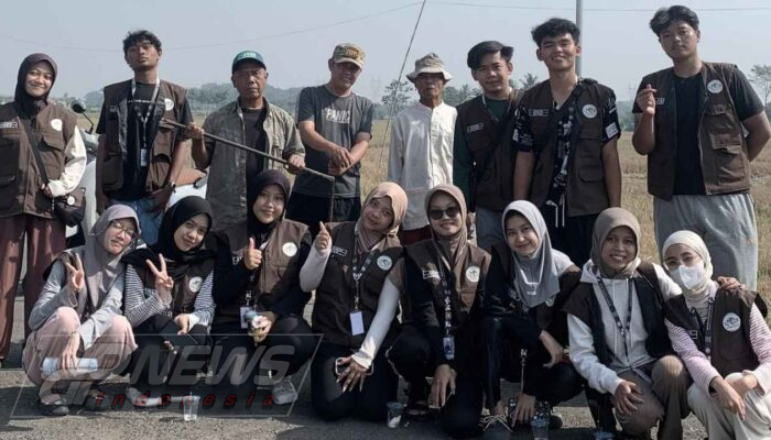 Mahasiswa KKN UIN Bandung Pasang Dua PJU Tenaga Surya, Terangi Jalur Penghubung Antar Kampung di Cianjur