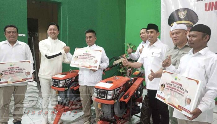 Dorong Produktivitas Pertanian, Kamarussamad Salurkan Traktor dan Pompa Air bagi Kelompok Tani Cianjur