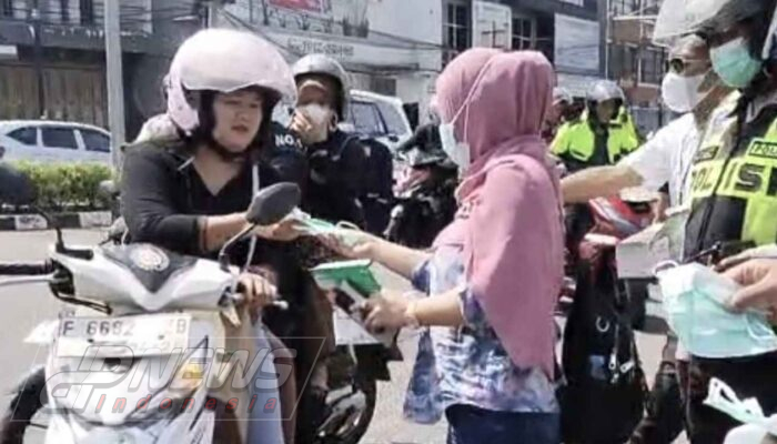 Erupsi Anak Krakatau Picu Debu di Cianjur, Polres Bagikan 2.000 Masker kepada Warga