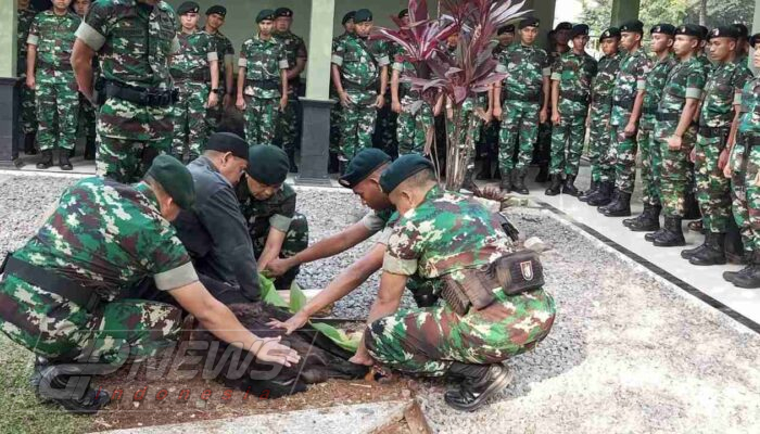 Usai Penyembelihan Kambing, Yonif 300/Brajawijaya Salurkan Daging dan Santunan ke Ponpes Al-Barkah