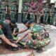 Usai Penyembelihan Kambing, Yonif 300/Brajawijaya Salurkan Daging dan Santunan ke Ponpes Al-Barkah
