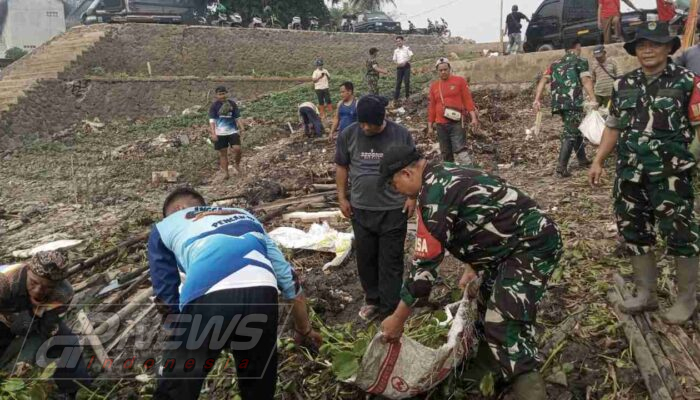 Satgas Citarum Harum dan Warga Angkat 30 Kubik Eceng Gondok di Dermaga Calingcing