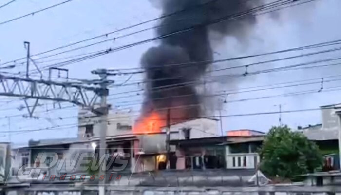 Api Hanguskan 22 Rumah Kontrakan di Pademangan, 110 Keluarga Mengungsi