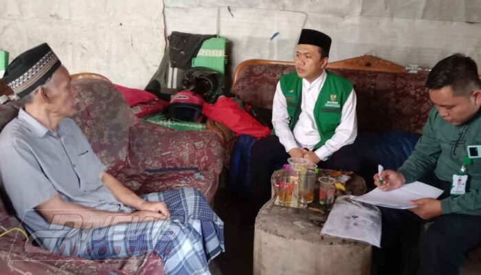 Hidup Sebatang Kara di Gubuk Nyaris Roboh, BAZNAS Cianjur Salurkan Bantuan untuk Uman