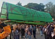 Mahasiswa Jayabaya Bawa Keranda “Kemanusiaan” Saat Aksi di Dekat Patung Kuda