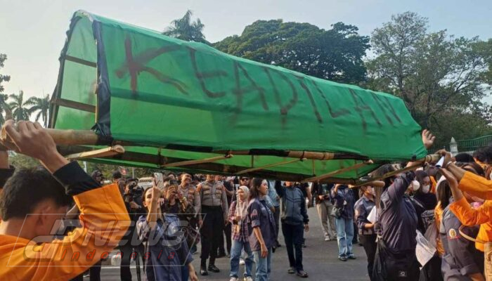 Mahasiswa Jayabaya Bawa Keranda “Kemanusiaan” Saat Aksi di Dekat Patung Kuda