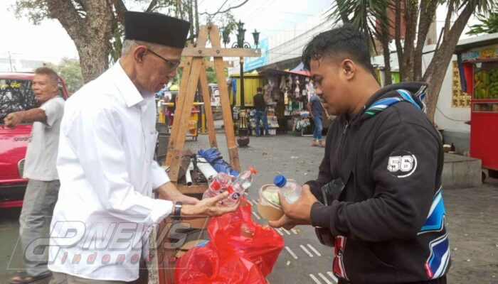 Golkar Cianjur Berbagi Nasi Kotak di Jalan Siliwangi, Hadirkan Kepedulian di Jumat Berkah